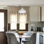 Τραπεζαρία με καθιστικό σε ενιαίο χώρο, με στρογγυλό τραπέζι και άνετο καναπέ