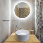 Μπάνιο με στρογγυλό καθρέφτη LED, νιπτήρα-μπολ και ντουζιέρα με πατρόν πλακάκια