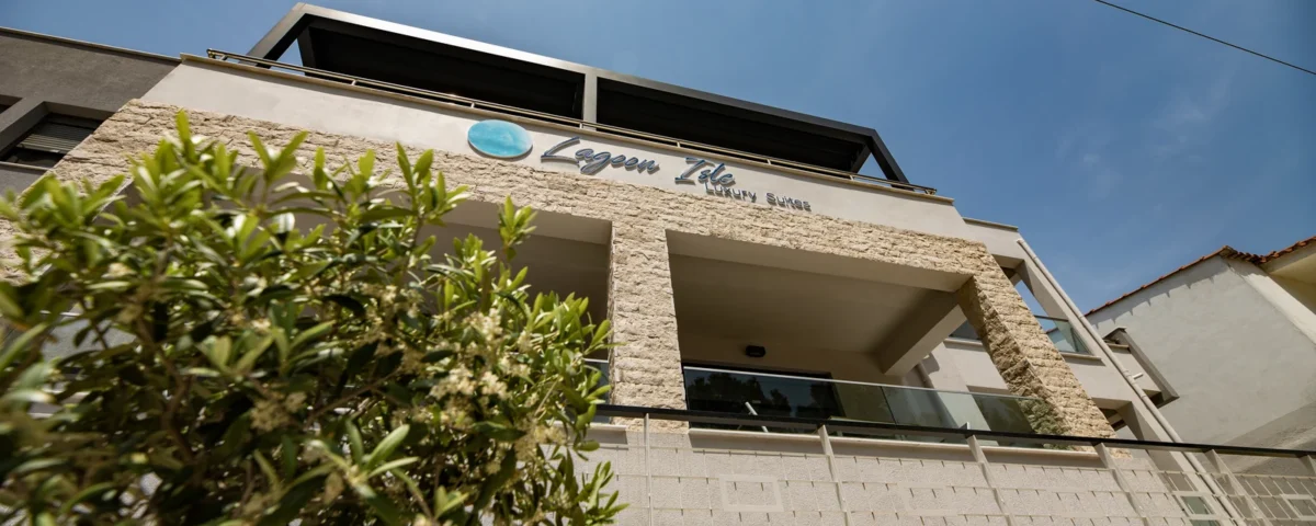 Εξωτερική όψη του συγκροτήματος Lagoon Isle Luxury Suites με πέτρινη πρόσοψη