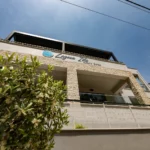 Εξωτερική όψη του συγκροτήματος Lagoon Isle Luxury Suites με πέτρινη πρόσοψη
