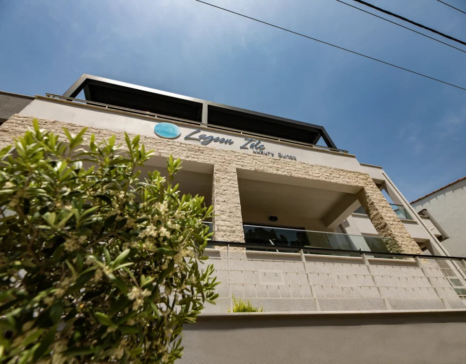 Εξωτερική όψη του συγκροτήματος Lagoon Isle Luxury Suites με πέτρινη πρόσοψη