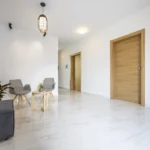 Κοινόχρηστος χώρος υποδοχής με μαρμάρινο δάπεδο και είσοδοι των σουιτών